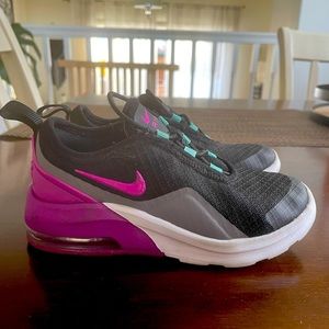 Nike Air Max sneaker. Toddler girls 10.5. Lightly worn. Excellent condition.